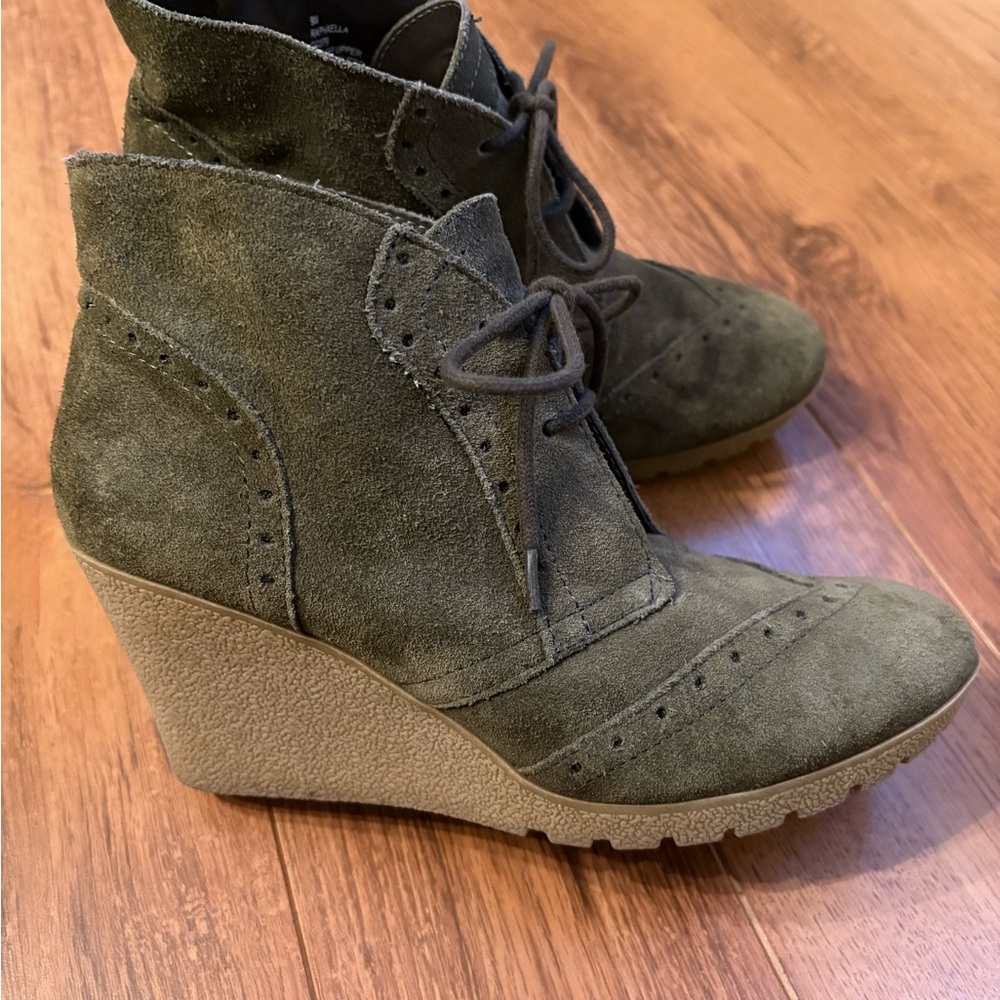 MIA Raphaella Vintage Style Olive Suede Lace Up Wedge Boots. Size 9M